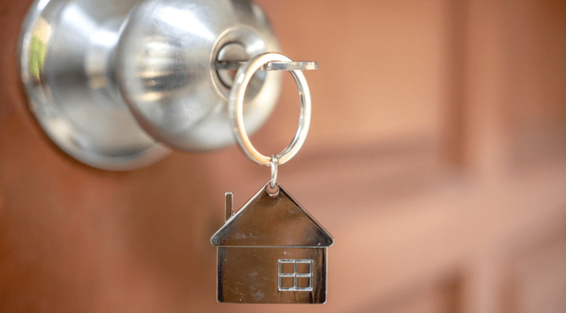 A keychain with a house keyringDescription automatically generated